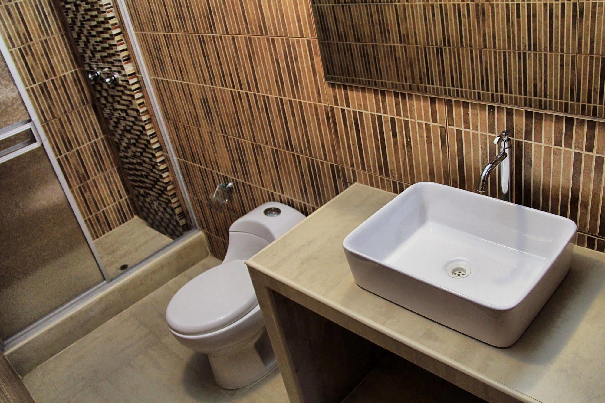 Villa Real Hotel & Suites Чиклайо Екстериор снимка